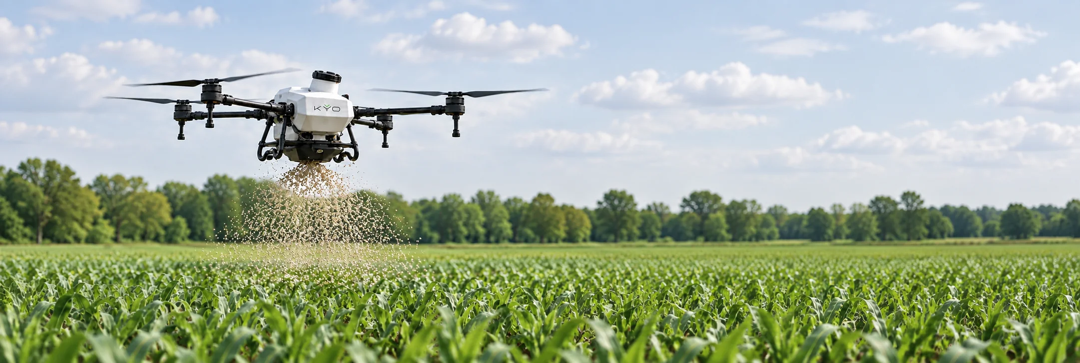 Dron KYO Terra w całości rozsiewający granulat nad polem